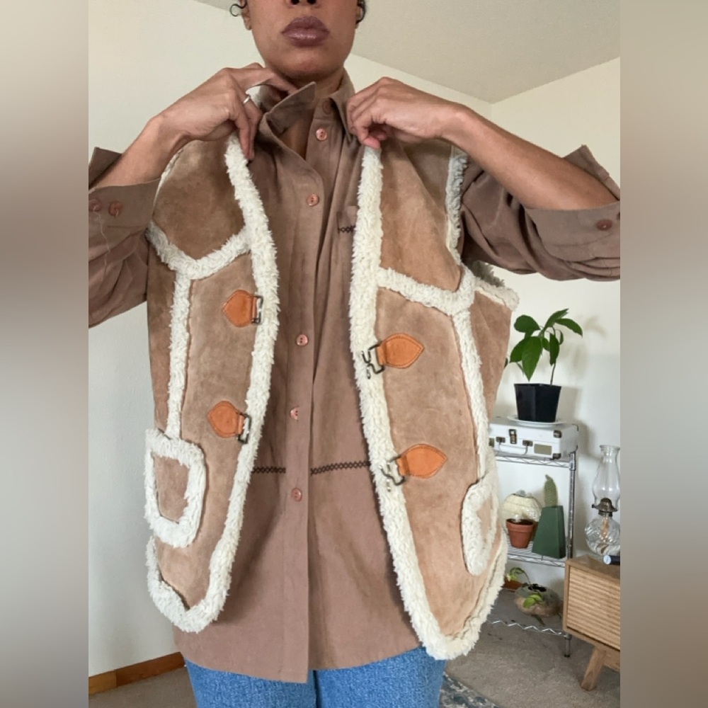Vintage suede hippie vest - Picture 6 of 7